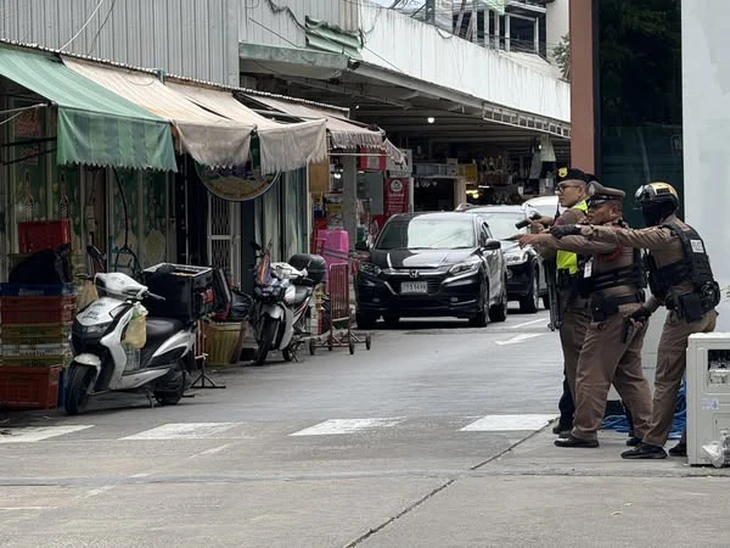 Xả súng tại chợ ở Bangkok, 6 người chết - Ảnh 1.