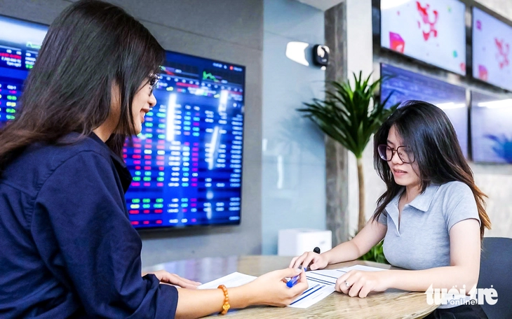 Chứng khoán tuần mới ra sao sau khi vượt đỉnh lịch sử? - Ảnh 1. chứng khoán - Ảnh 1.