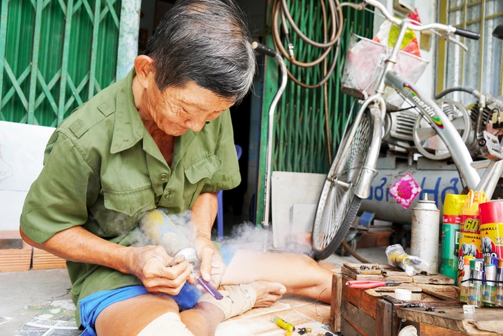 Người bơm quẹt gas kỳ lạ cuối cùng - Ảnh 3. bơm quẹt gas - Ảnh 3.