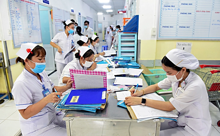 Tăng phụ cấp ngăn 'chảy máu chất xám' ngành y - Ảnh 4. Tăng phụ cấp ngăn 'chảy máu chất xám' ngành y - Ảnh 4.