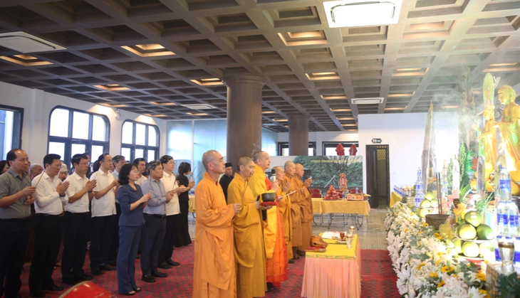 Lễ cầu siêu tưởng niệm 39 nạn nhân vụ lật tàu Vịnh Xanh trên vịnh Hạ Long - Ảnh 1.