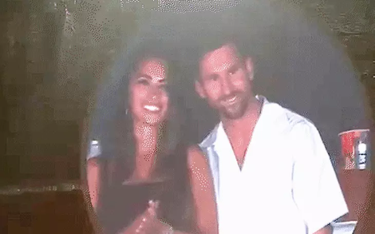 Phong cách tôn dáng của vợ Messi - Ảnh 3.