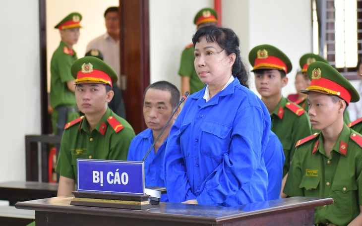 Đề nghị án chung thân người phụ nữ học lớp 3 vẽ dự án lừa gần ngàn người mua đất ở tỉnh Long An cũ - Ảnh 3.