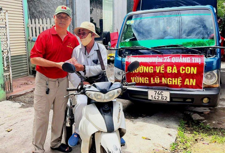 100.000 đồng tiền bán vé số và tấm lòng gửi về vùng lũ Nghệ An - Ảnh 1.