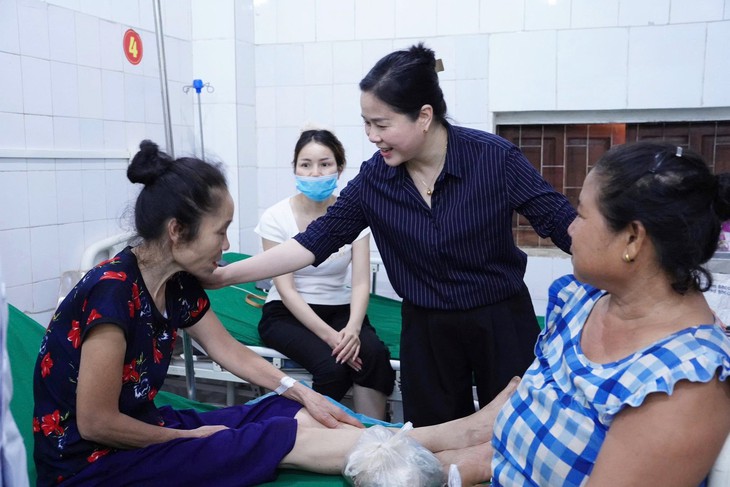 Trạm y tế xã vùng lũ bị cuốn trôi, Nghệ An lập trạm y tế dã chiến khẩn cấp hỗ trợ bà con - Ảnh 4.