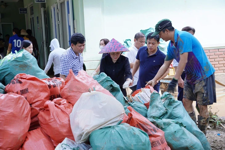 Trạm y tế xã vùng lũ bị cuốn trôi, Nghệ An lập trạm y tế dã chiến khẩn cấp hỗ trợ bà con - Ảnh 3.