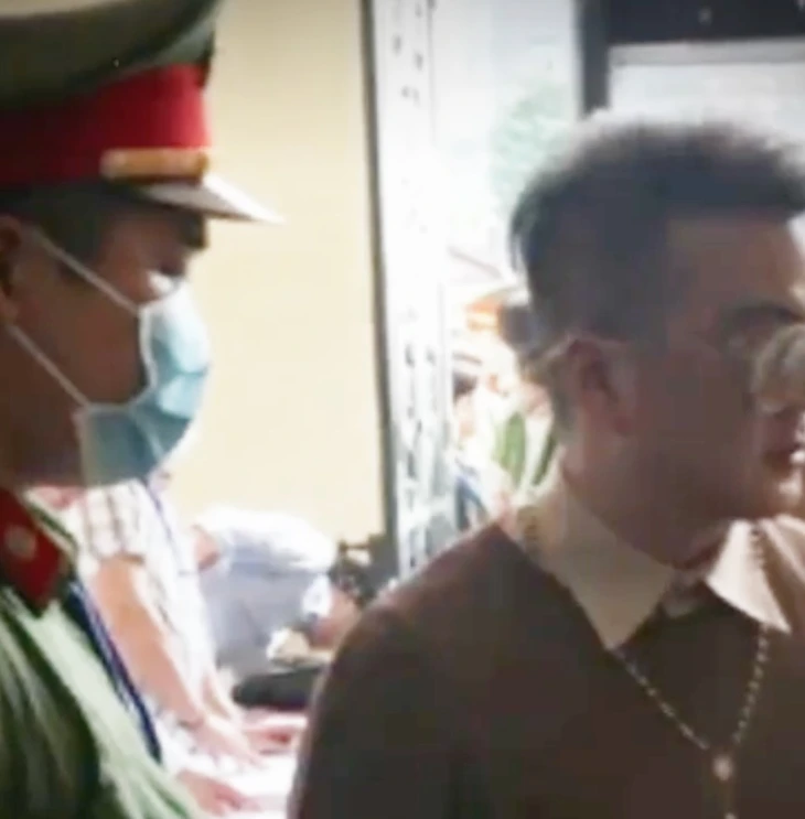 Xuất hiện video 'Đàm Vĩnh Hưng bị công an bắt, khám xét nhà': Sự thật là gì? - Ảnh 1.