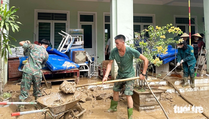 Trạm y tế xã vùng lũ bị cuốn trôi, Nghệ An lập trạm y tế dã chiến khẩn cấp hỗ trợ bà con - Ảnh 7.