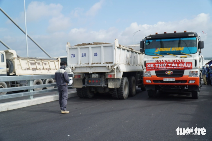 Cầu Rạch Miễu 2 thử tải, hàng chục xe chở đầy hàng chạy qua cầu an toàn - Ảnh 5.