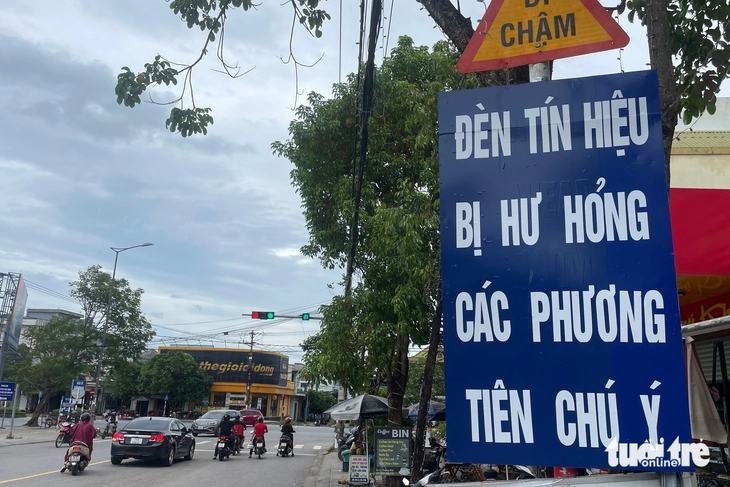 Độc lạ đèn vừa xanh vừa đỏ trên quốc lộ 1, tài xế qua đường phải quay video - Ảnh 3.