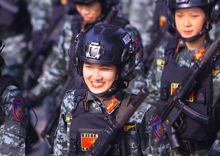 Chiến sĩ công an đổ mồ hôi trên thao trường, sẵn sàng sải bước trên quảng trường - Ảnh 13.