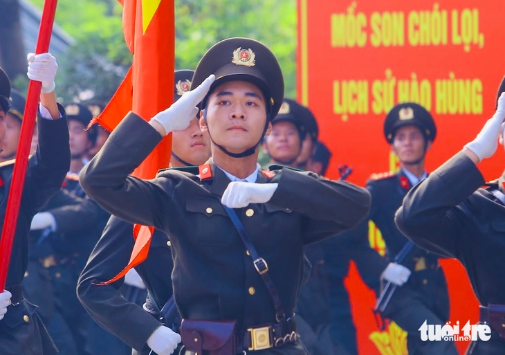 Chiến sĩ công an đổ mồ hôi trên thao trường, sẵn sàng sải bước trên quảng trường - Ảnh 8.