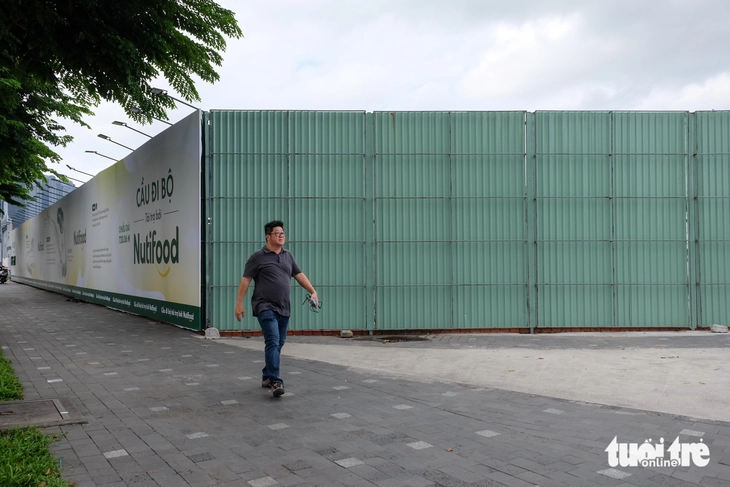 TP.HCM tính tháo dỡ cầu cảng ở công viên bến Bạch Đằng để làm cầu đi bộ qua sông Sài Gòn - Ảnh 2.