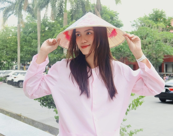 Á hậu Trương Quí Minh Nhàn bị u cột sống - Ảnh 1. Trương Quí Minh Nhàn - Ảnh 1.