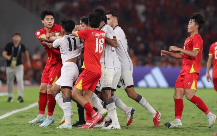 HLV Kim Sang Sik lạy trọng tài - Ảnh 2.