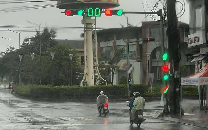 Giao lộ mất tín hiệu, đèn lỗi xanh đỏ, Ban An toàn giao thông Quảng Trị yêu cầu rà soát - Ảnh 2.