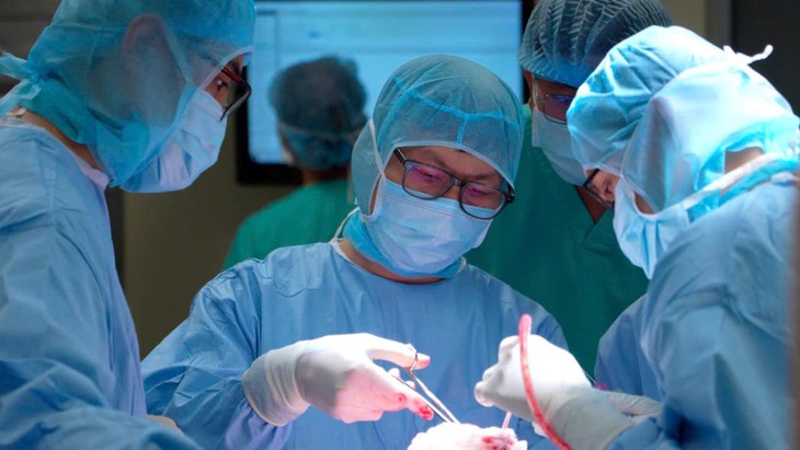 Bóc trọn khối u não to như trái cam, bệnh nhân hồi phục 2 giờ sau mổ - Ảnh 1.