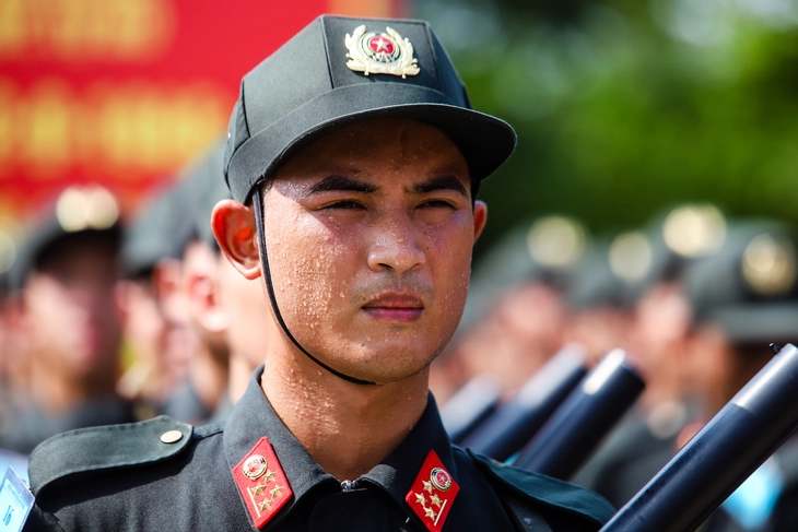 Chiến sĩ công an đổ mồ hôi trên thao trường, sẵn sàng sải bước trên quảng trường - Ảnh 9.