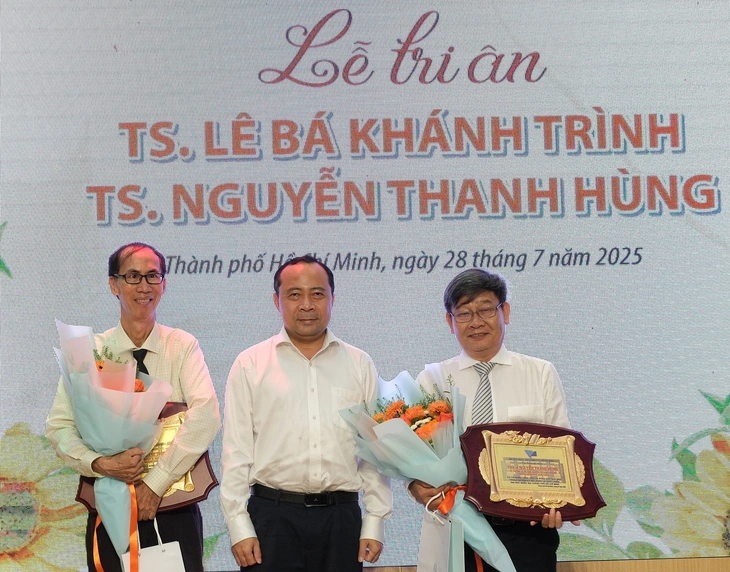 Trường Phổ thông Năng khiếu tri ân thầy Lê Bá Khánh Trình và thầy Nguyễn Thanh Hùng - Ảnh 1.