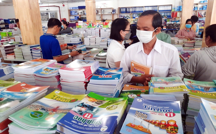 Sửa sách giáo khoa ra sao sau sáp nhập tỉnh? - Ảnh 1. sách giáo khoa - Ảnh 1.