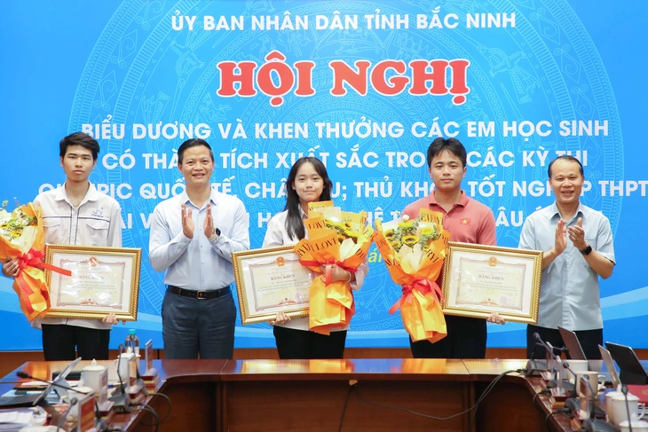 Bắc Ninh thưởng 'nóng' tiền tỉ cho học sinh đạt huy chương Olympic quốc tế - Ảnh 1. Bắc Ninh thưởng tiền tỉ cho các học sinh đạt huy chương Olympic quốc tế - Ảnh 1.