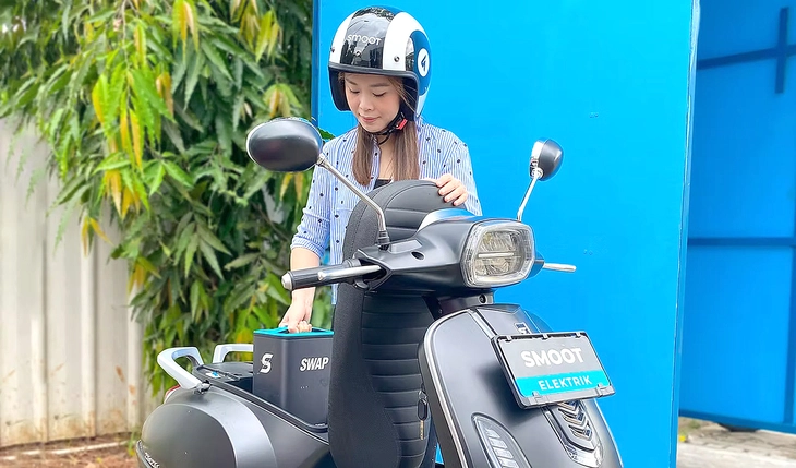 Giao thông xanh - cơ hội và thách thức - Kỳ 3: Đổi pin xe máy điện trong 9 giây ở Indonesia - Ảnh 1. pin xe máy điện - Ảnh 1.