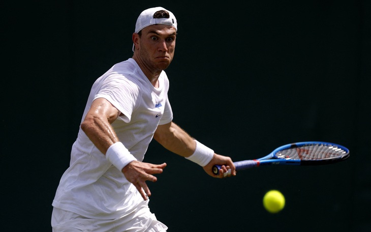Swiatek gây cười với chiếc micro ‘siêu to khổng lồ’ tại Wimbledon - Ảnh 3.