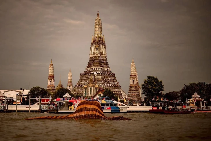 Thái Lan đem khủng long Spinosaurus ra sông Chao Phraya, người dân choáng khi xem loài tiền sử - Ảnh 7.