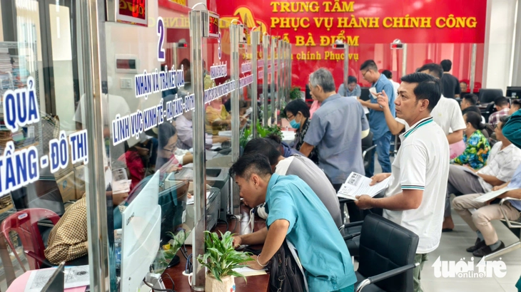 Bà Điểm - xã đông dân bậc nhất TP.HCM: 2 ngày sau sáp nhập đã giải quyết hơn 600 hồ sơ - Ảnh 1.