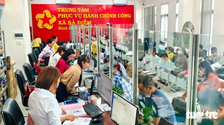 Bà Điểm - xã đông dân bậc nhất TP.HCM: 2 ngày sau sáp nhập đã giải quyết hơn 600 hồ sơ - Ảnh 8.