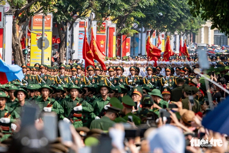 diễu binh - Ảnh 1.