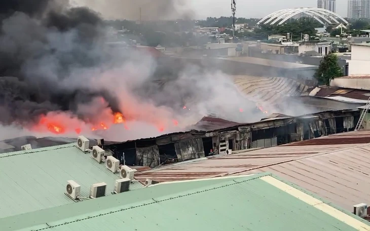 Cháy lớn nhà xưởng chứa pallet nhựa ở xã Đông Thạnh - Ảnh 2.