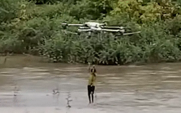 Người lái máy bay phun thuốc sâu cứu 2 em nhỏ giữa sông nói vừa cứu vừa... run- Ảnh 3.