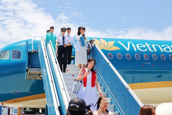 Nha Trang kích cầu du lịch hè bằng các chuyến bay đêm - Ảnh 1.