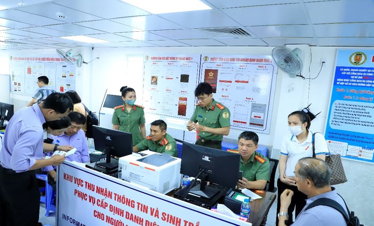 Cấp tài khoản định danh điện tử cho hơn 200 người nước ngoài đang làm việc ở Đồng Nai - Ảnh 1.