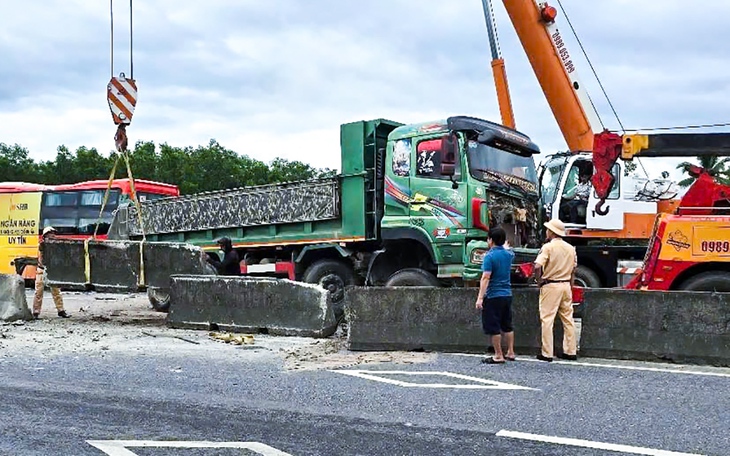 Tai nạn nghiêm trọng giữa xe khách và đầu kéo trên cao tốc, 3 người chết, 10 bị thương - Ảnh 4.