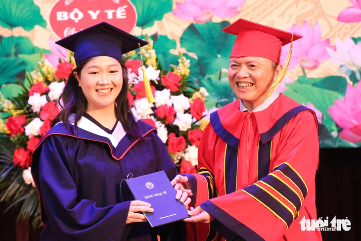 Những bác sĩ nội trú đầu tiên của Trường đại học Y Dược đã tốt nghiệp - Ảnh 1.