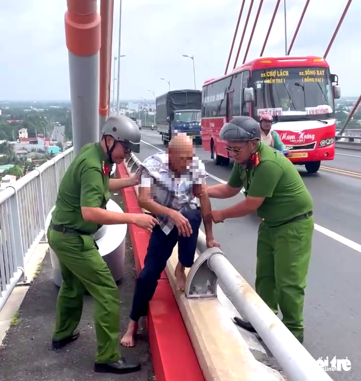 Ngăn chặn kịp thời người đàn ông định nhảy cầu Rạch Miễu - Ảnh 1.