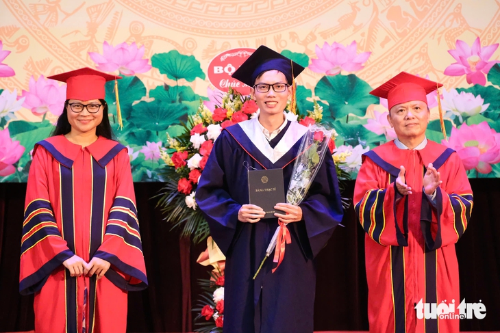 Bác sĩ nội trú chọn chuyên ngành ung thư vì 'ánh mắt bệnh nhi' - Ảnh 2.