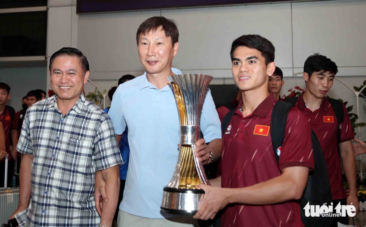 U23 Việt Nam cùng cúp vô địch trở về trong vòng tay người hâm mộ - Ảnh 1.
