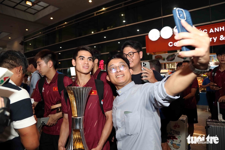 U23 Việt Nam cùng cúp vô địch trở về trong vòng tay người hâm mộ - Ảnh 9.