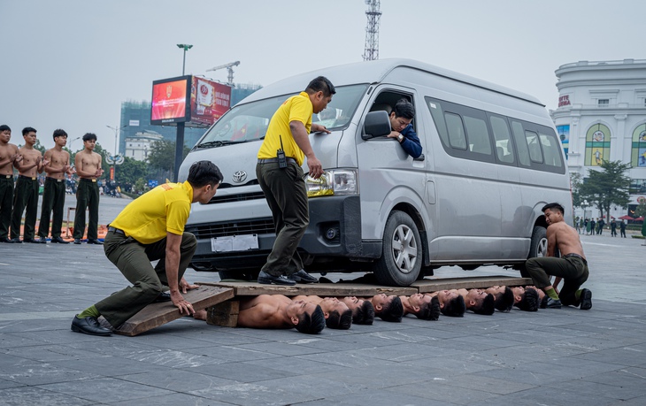 Xem công an trình diễn bảo vệ yếu nhân, múa súng, húc đầu vỡ bê tông tại bờ hồ Hoàn Kiếm - Ảnh 3. công an nhân dân - Ảnh 3.