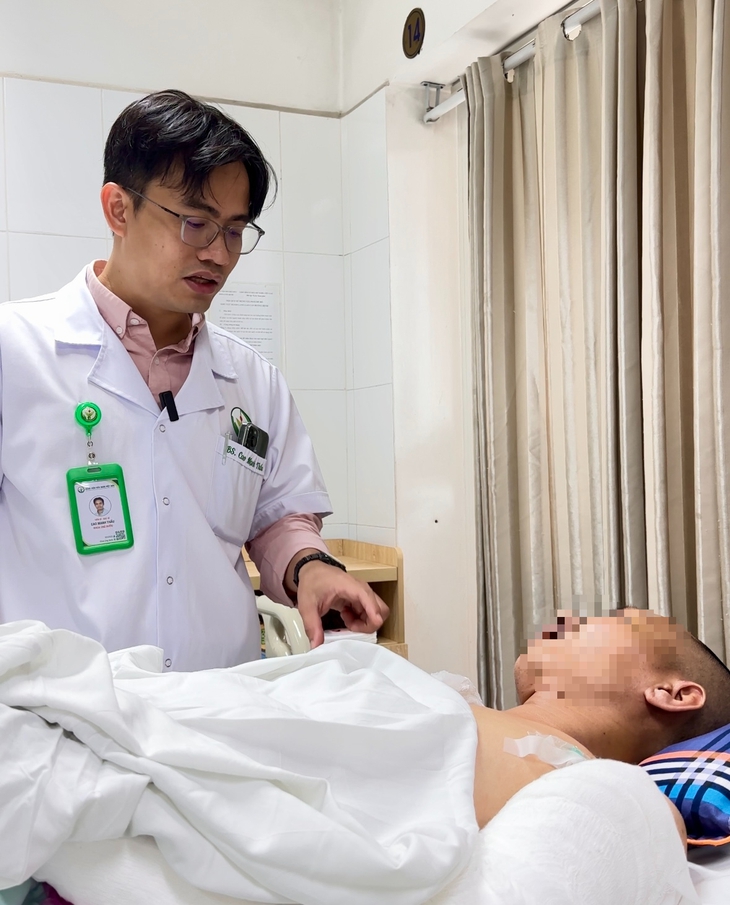 Cứu sống bệnh nhân lòi ruột, vỡ gan, đa chấn thương sau tai nạn giao thông nghiêm trọng - Ảnh 1. tai nạn - Ảnh 1.