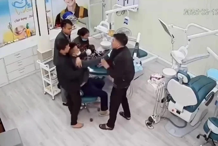 Xông vào phòng khám nha khoa đánh người gây thương tích, nhóm thanh niên bị khởi tố - Ảnh 1.