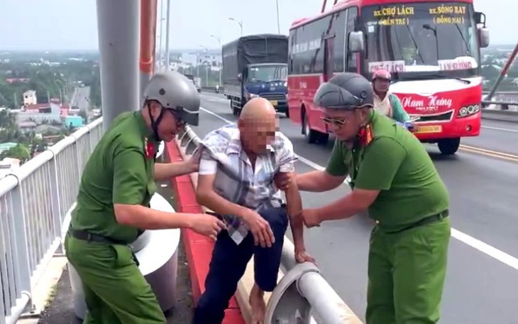 Phát hiện thi thể người phụ nữ nằm chết trên mố cầu Rạch Miễu - Ảnh 3.