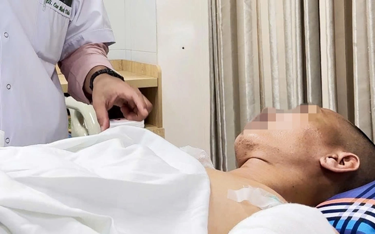 Người đàn ông bị xe tải cán bụng, nhiều tạng dập nát được cứu sống ngoạn mục - Ảnh 2.