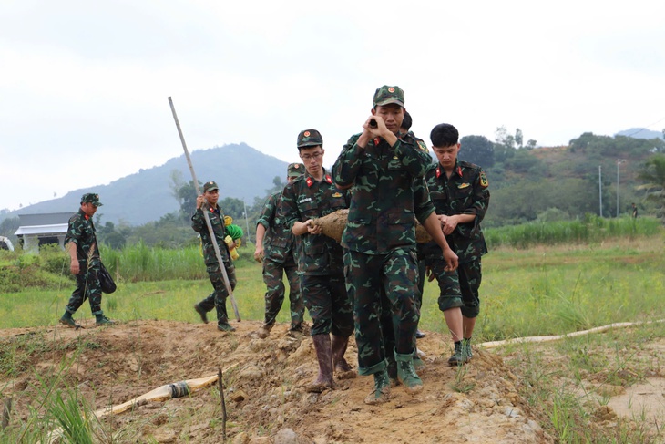 Công binh tháo gỡ 3 quả bom có sức công phá cực lớn ở Lâm Đồng - Ảnh 1.