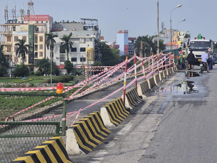 Dông lốc cuốn bay lan can, hệ thống đèn chiếu sáng cầu Thái Bình - Ảnh 1.