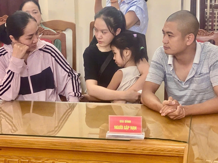 Hai bố con 'hồi sinh trở lại sau một đêm lênh đênh trên biển' - Ảnh 3.