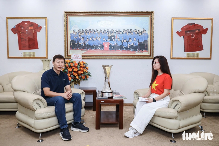 HLV Kim Sang Sik tiết lộ chuyện vì sao lạy trọng tài - Ảnh 4.